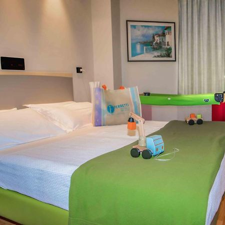 Ferretti Family Hotel Madison - Cattolica Kültér fotó