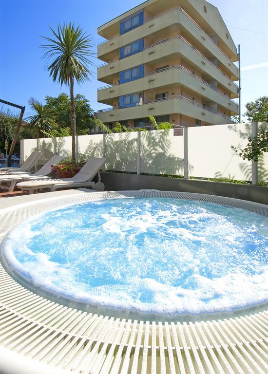 Ferretti Family Hotel Madison - Cattolica Kültér fotó