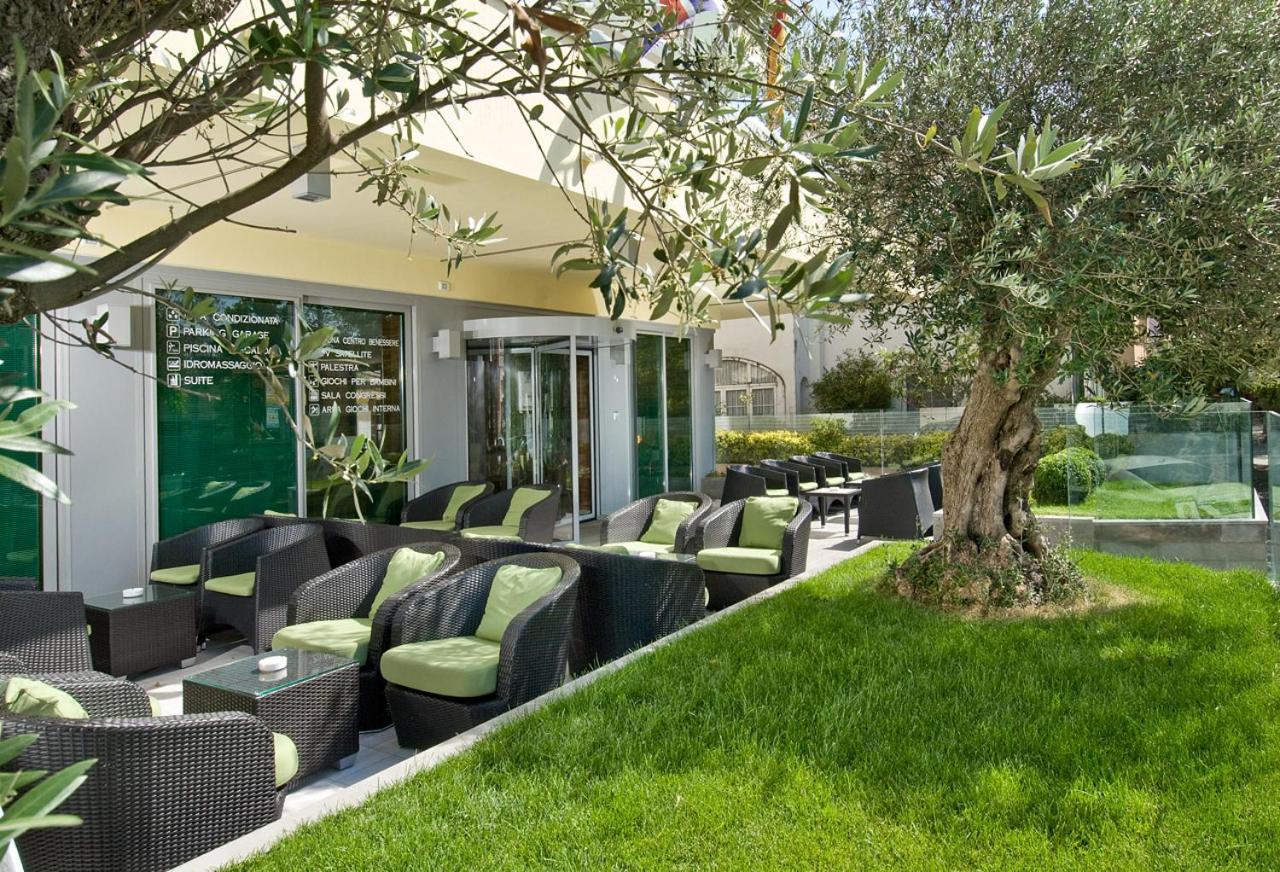 Ferretti Family Hotel Madison - Cattolica Kültér fotó