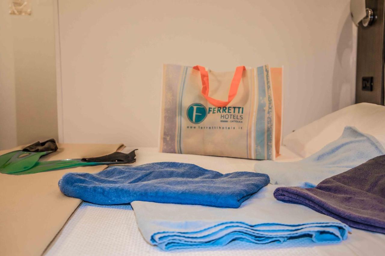 Ferretti Family Hotel Madison - Cattolica Kültér fotó