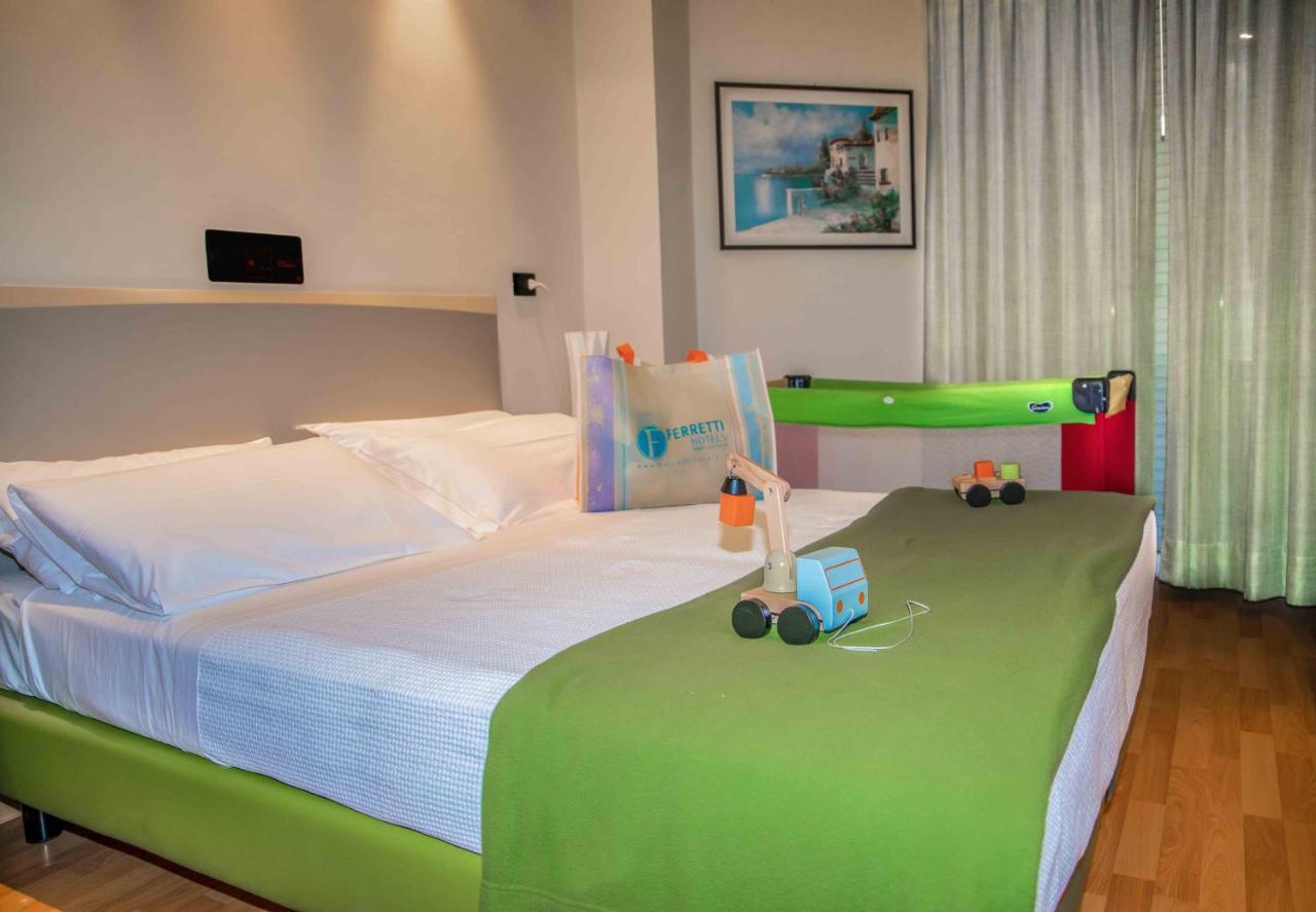 Ferretti Family Hotel Madison - Cattolica Kültér fotó